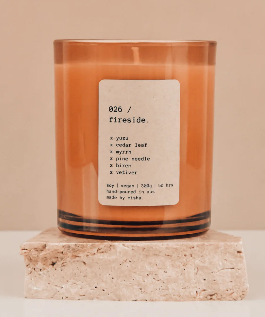 026 / FIRESIDE. (YUZU, CEDAR LEAF, MIRRA, PINE NEEDLE, BIRCH, VETIVER)